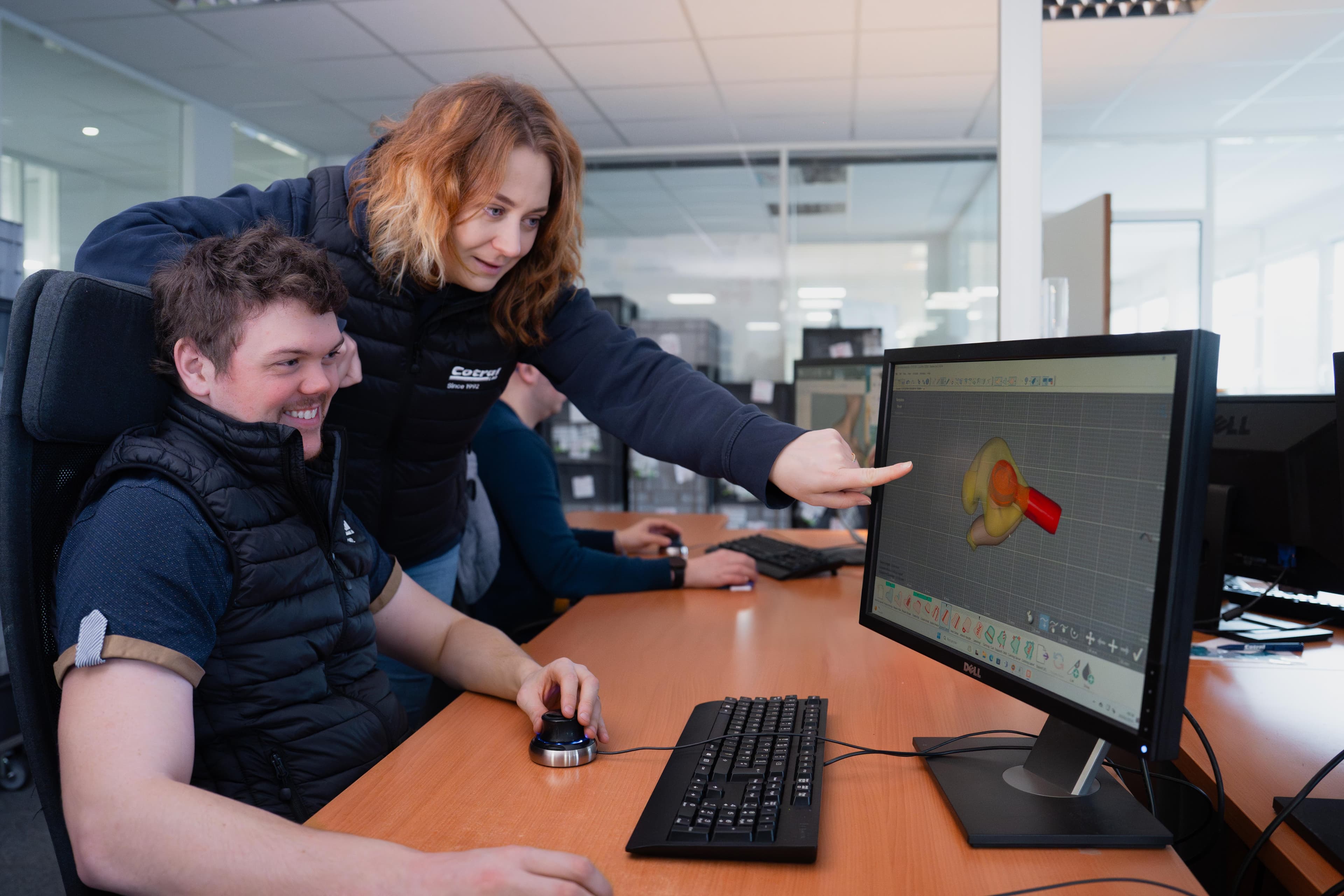 Deux collaborateurs Cotral Lab devant un modèle 3D affiché à l'écran
