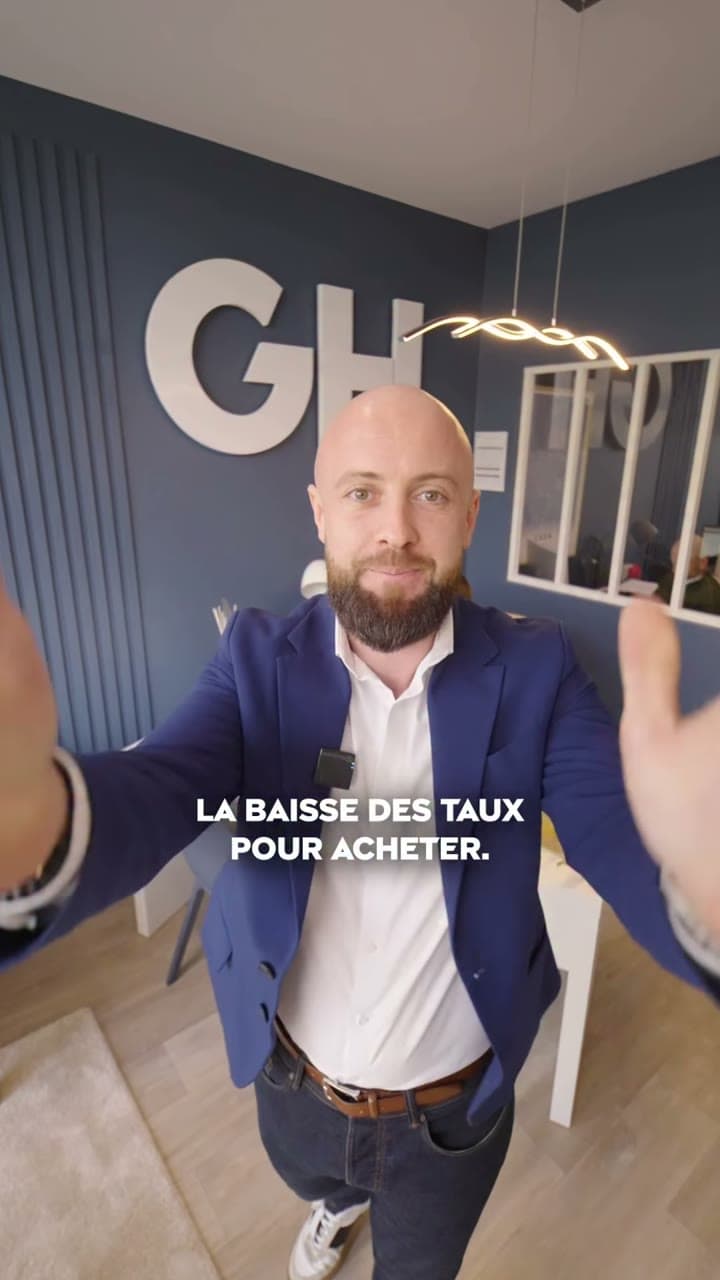 Un courtier interviewé face caméra dans les locaux de l'agence
