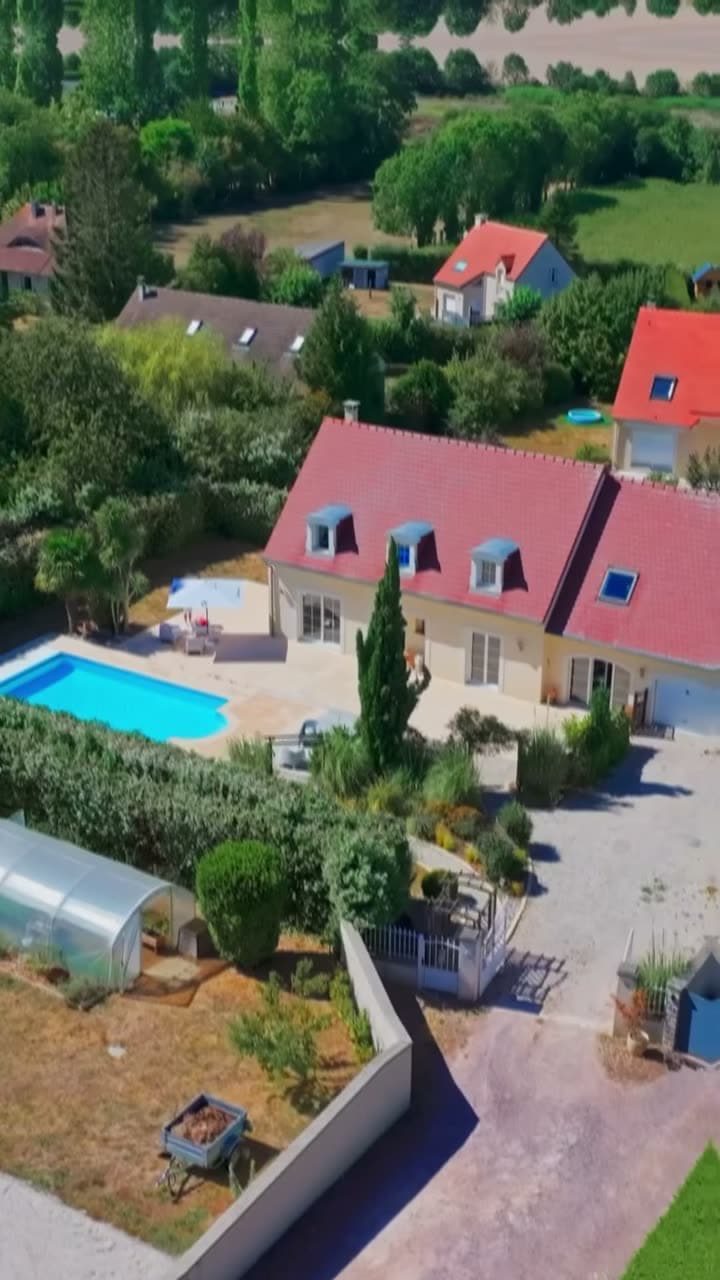 Vue aérienne d'une maison avec piscine à Coulombs