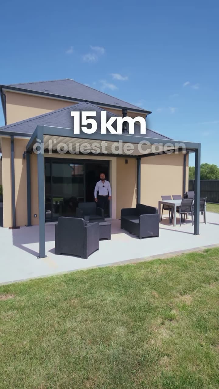 Maison avec pergola et salon de jardin présentée par un conseiller à l'ouest de Caen