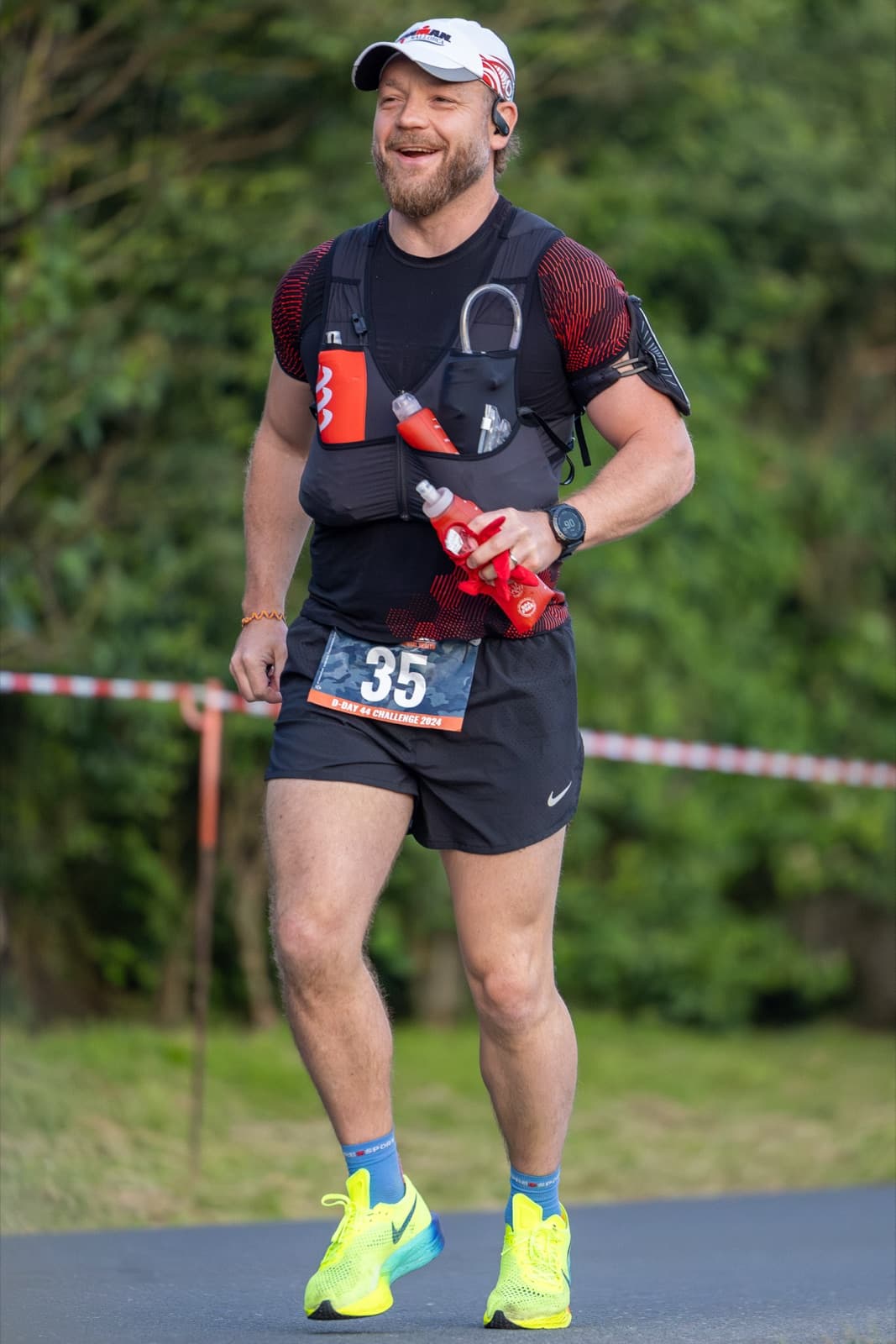 Coureur souriant sur le parcours du D-Day 44 Challenge 2024