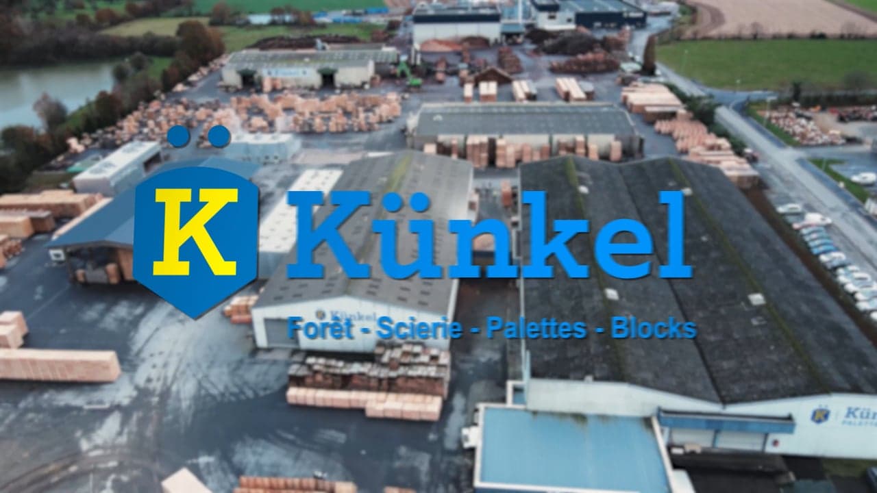Vue aérienne du site de la scierie Künkel et de ses stocks de bois